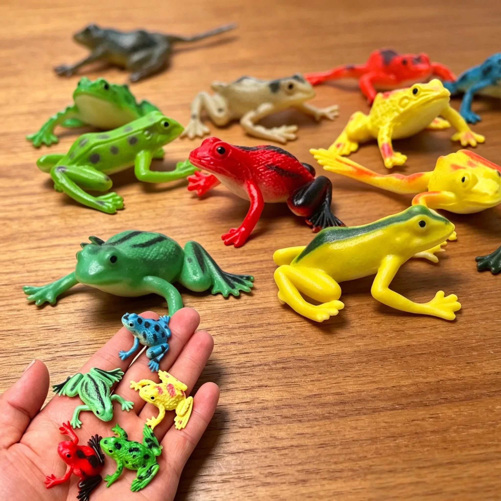 Science And Hobby - 12 ชิ้นรูปปั้นกบสมจริงของเล่นวิทยาศาสตร์สำหรับเด็ก PVC กบต้นไม้เขตร้อนสัตว์ครึ่งบกครึ่งน้ำรุ่นของสะสมงานอดิเรกตกแต่งบ้าน